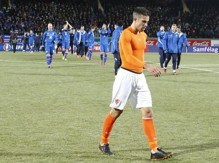 Van Persie gengur af velli eftir tapið gegn Íslandi.