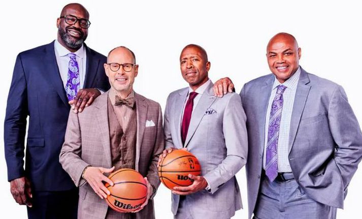 Shaquille O'Neal, Ernie Johnson, Kenny Smith og Charles Barkley hafa farið lengi á kostum í Inside the NBA þáttunum á TNT.
