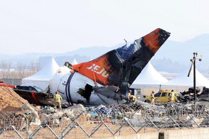 Flugvél Jeju Air lenti á flugvellinum í Muan í Suður-Kóreu án þess að lendingarbúnaður hennar hefði verið virkjaður, rann eftir miðri flugbrautinni og skall á vegg við enda brautarinnar. 