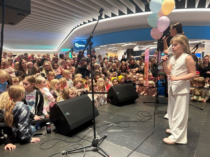 Láru og Ljónsa aðdáendur tóku yfir Smáralind þegar Birgitta Haukdal kynnti þrjár nýjar bækur.