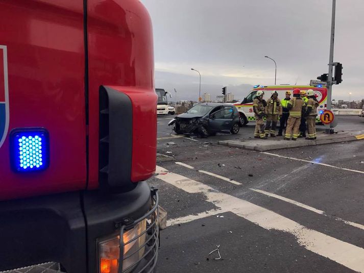 Lögreglu barst tilkynning um slysið klukkan 11:59 í dag.