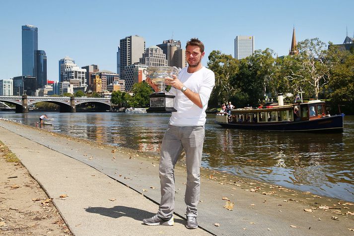 Stanislas Wawrinka með bikarinn sem hann fékk fyrir sigurinn í Melbourne um helgina.