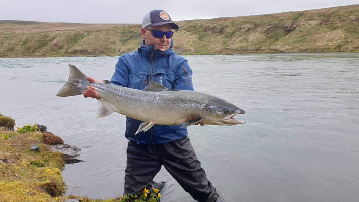 Reynir með 93 sm lax af Breiðunni í Blöndu í gær.