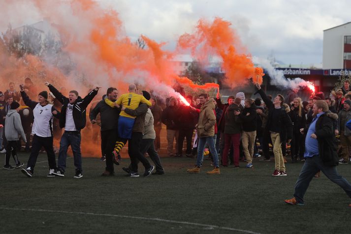 KV fór upp í 1. deild síðasta haust undir stjórn Páls Kristjánssonar. Hér fagna menn sætinu.