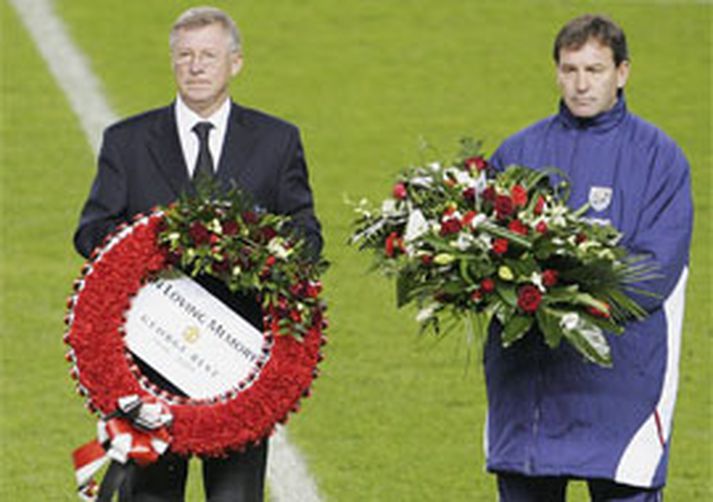 Alex Ferguson og Bryan Robson halda hér á blómum við minningarathöfnina á Old Trafford