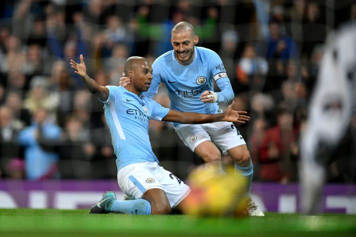 Fernandinho fagnar marki sínu í kvöld.