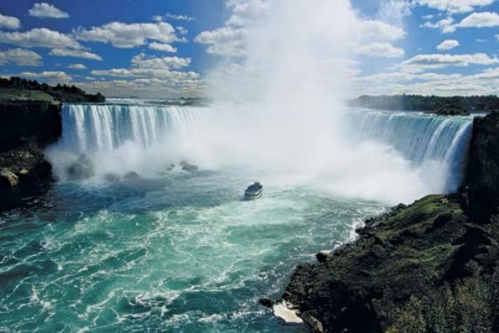 Niagara fossarnir eru kraftmestu fossarnir í Norður-Ameríku.