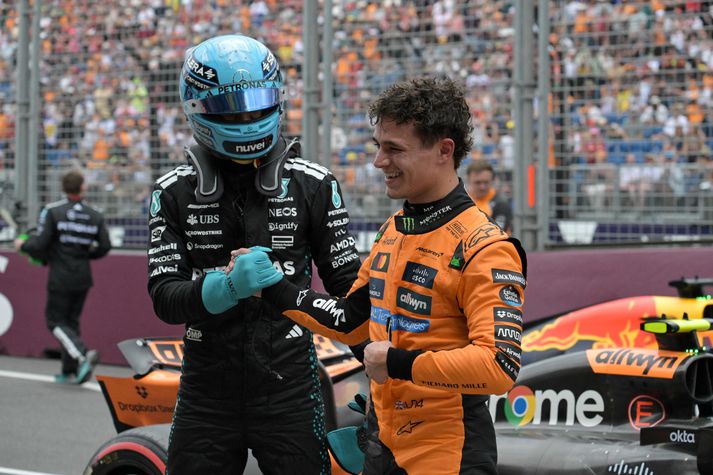 McLaren maðurinn Lando Norris brosir út að eyrum þegar George Russell óskar honum til hamingju með að hafa náð ráspólnum.