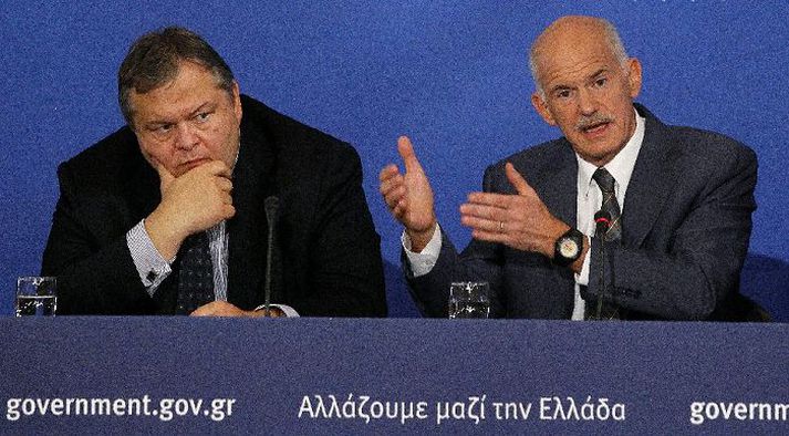 Evangelos Venizelos og Georg Papandreú útskýra ákvarðanir sínar. fréttablaðið/AP