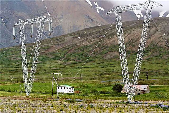 háspennulínur Möstur sem reist voru í sumar við bæinn Eyrarteig í Skriðdal í Fljótsdalshéraði.