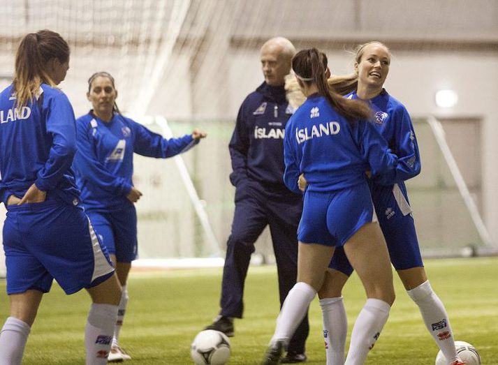 Dóra María Lárusdóttir og Hallbera Guðný Gísladóttir bregða hér á leik á æfingu í gær.