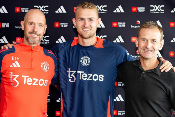 Matthijs de Ligt með knattspyrnustjóranum Erik ten Hag og íþróttastjóranum Dan Ashworth.