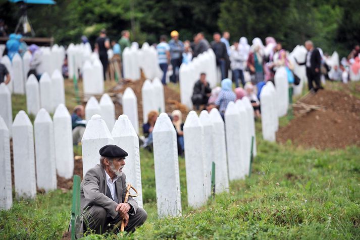 Rúmlega 300 bosnískir múslímar voru drepnir í Srebrenica í júlí 1995 sem er mesta fjöldamorðið í Evrópu frá lokum seinni heimsstyrjaldarinnar.