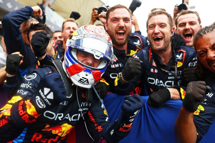 Max Verstappen fagnar með Red Bull