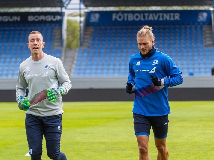 Hannes Þór Halldórsson á æfingu með íslenska landsliðinu í fótbolta árið 2018 ásamt liðsfélaganum Rúriki Gíslasyni.