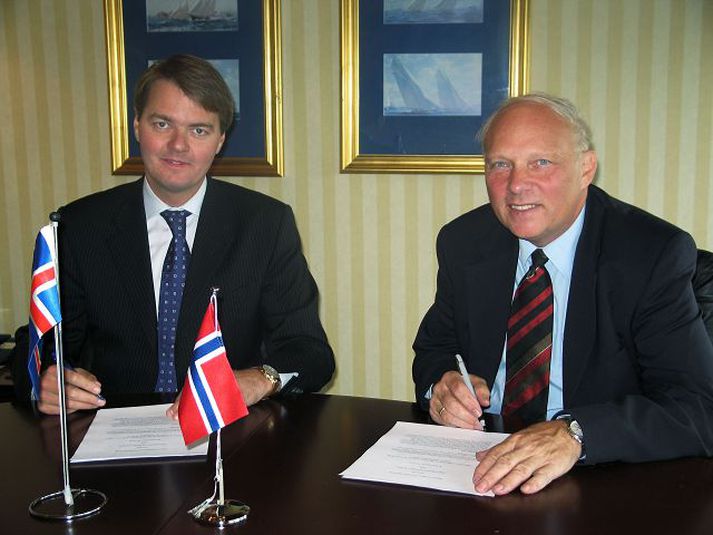 Jónas Fr. Jónsson, forstjóri Fjármálaeftirlitsins, og Björn Skogstad Aamo, forstjóri Kredit­tilsynet, skrifa undir nýjan samstarfssamning.