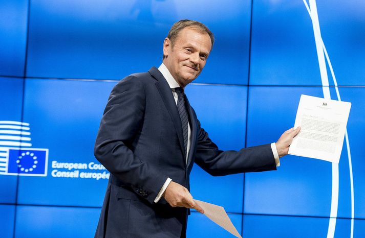 Donald Tusk, forseti leiðtogaráðs Evrópusambandsins, með bréfið frá Theresu May.