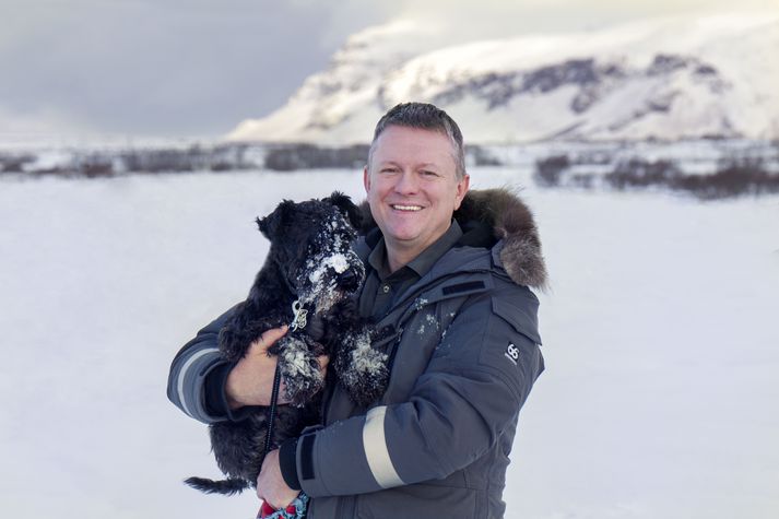 Kjartan Sverrisson, framkvæmdastjóri Overcast, viðurkennir að hausinn sé oft lengi af stað á morgnana. Eftir fyrsta kaffibollan man hann þó eftir því að á heimilinu eru þrjú börn til að ýta við en er sem betur fer svo vel giftur að þá er eiginkonan hans löngu búin að því. Með á mynd er hundurinn Tobbi.