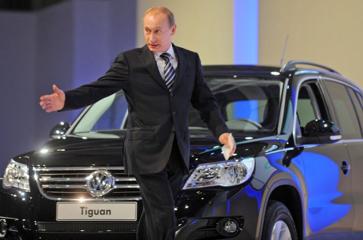 Vladimir Putin fyrir framan Volkswagen Tiguan í Rússlandi.