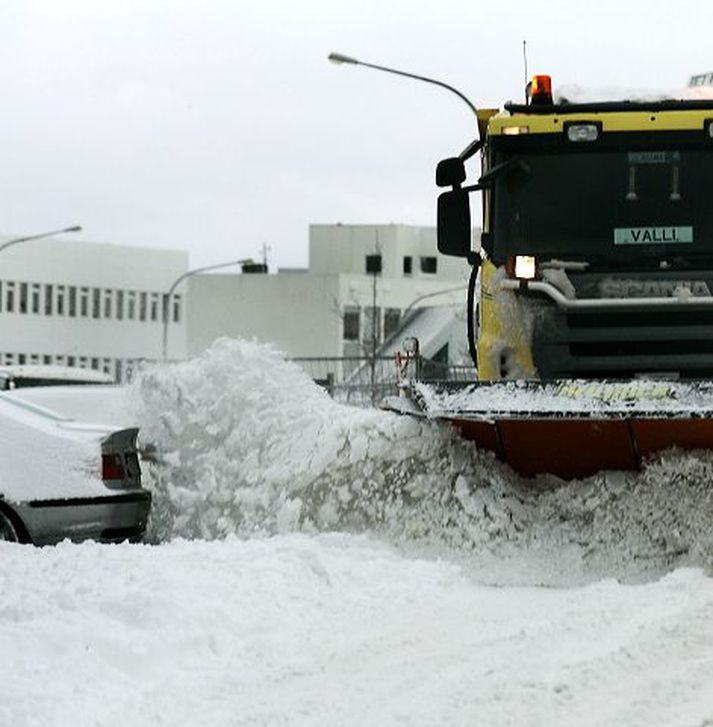 Fjöldi borgarbúa átti í vandræðum með að komast á milli staða í snjónum í gær. Starfsmenn Reykjavíkurborgar og Vegagerðarinnar ruddu götur borgarinnar frá morgni til kvölds og halda áfram í dag.