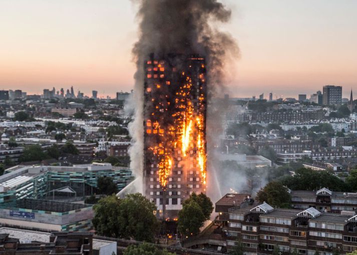 Grenfell turninn í Vestur-London í ljósum logum þann 14. júní 2017.