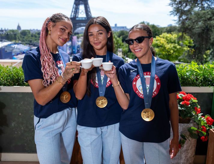 Trinity Rodman, Sophia Smith og Mallory Swanson hressar með espressó-bolla og ólympíugull eftir sigurinn í París.