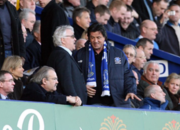 Stallone sést hér ásamt Bill Kenwright í heiðursstúkunni á Goodison Park í Liverpool í dag.