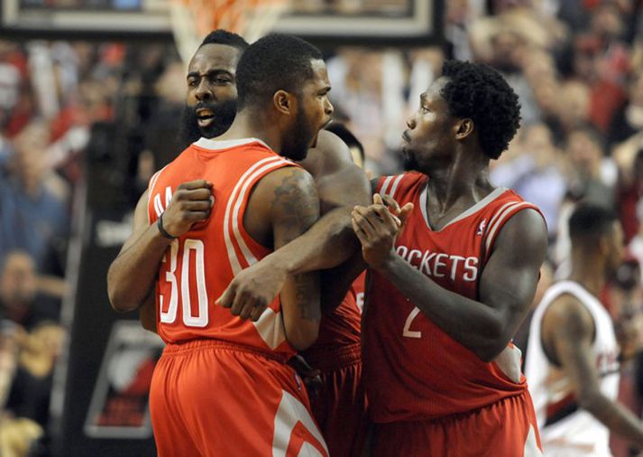 Patrick Beverley og James Harden fagna liðsfélaga sínum, Troy Daniels, eftir að hann skoraði sigurkörfu Houston gegn Portland í nótt.