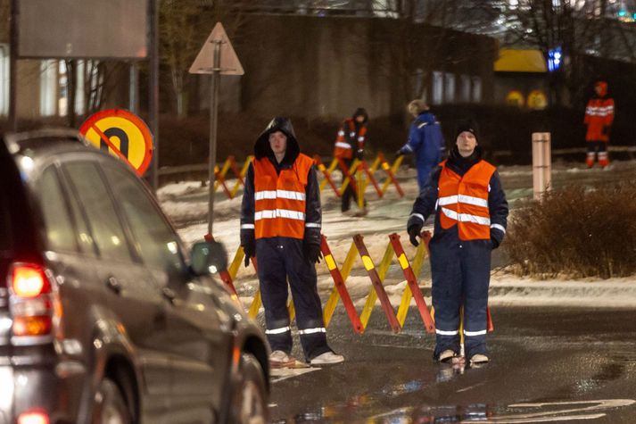 Bíalstæðaverðir passa að starfsmenn leggi ekki í bílastæði viðskiptamanna í Kringlunni fyrir jólin 20. desember 2024.