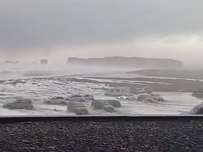 Lögreglan á Suðurlandi deildi myndskeiði af því þegar sjór gekk inn á bílastæðið.