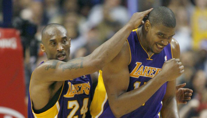 Kobe bregður á leik með Andrew Bynum.