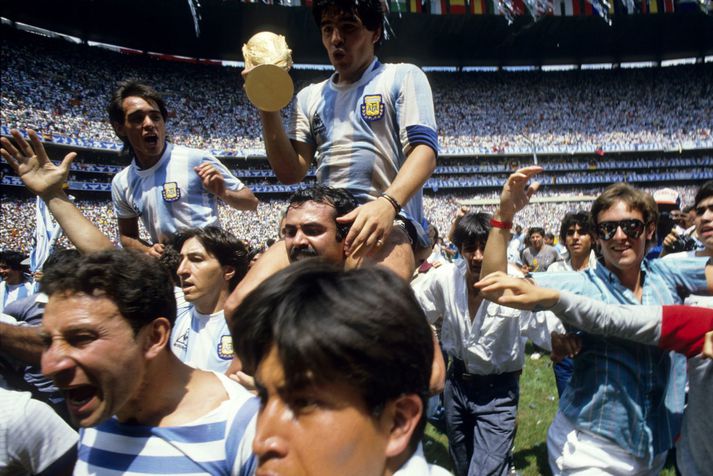 Diego Maradona með heimsbikarinn eftir sigurinn á HM í Mexíkó 1986.