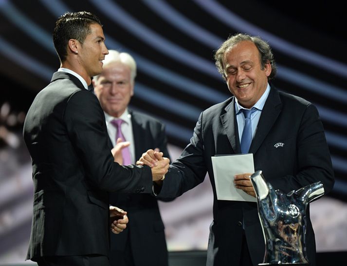 Platini afhendir Cristiano Ronaldo verðlaun fyrir að vera besti knattspyrnumaður Evrópu.