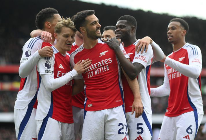 Mikel Merino fagnar sigurmarki sínu í dag með félögum sínum í Arsenal.