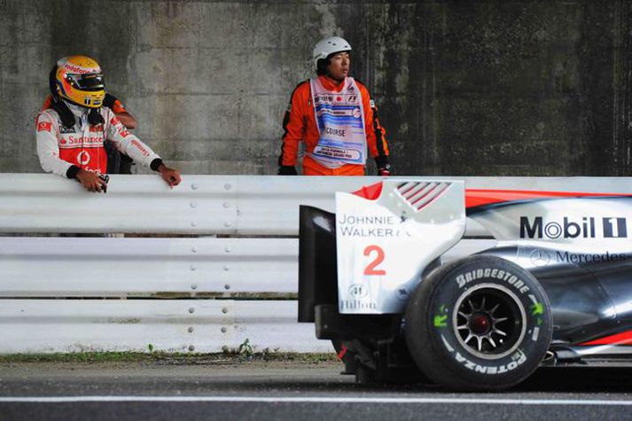 Hamilton komst lítt áleiðis með að stilla blnum sínum upp fyrir Suzuka brautina um í nótt eftir óhapp.