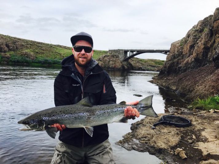 Heiðar með 87 sm hrygnu sem skrapp undir brúnna í Langá