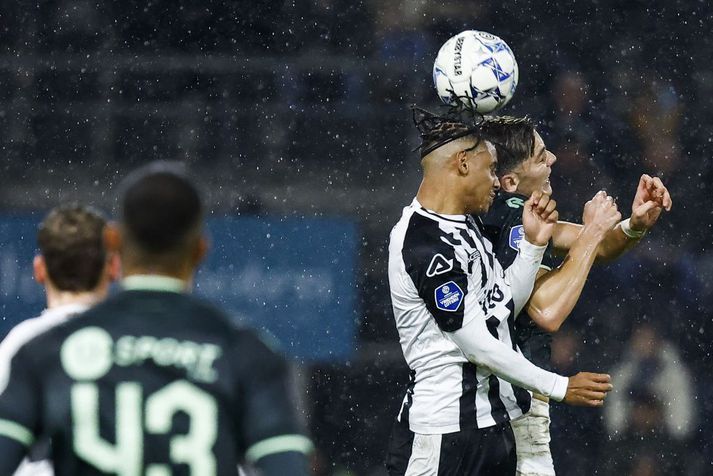 Brynjólfur Willumsson skallar boltann í leiknum við Heracles þegar leikurinn hófst, 21. desember.