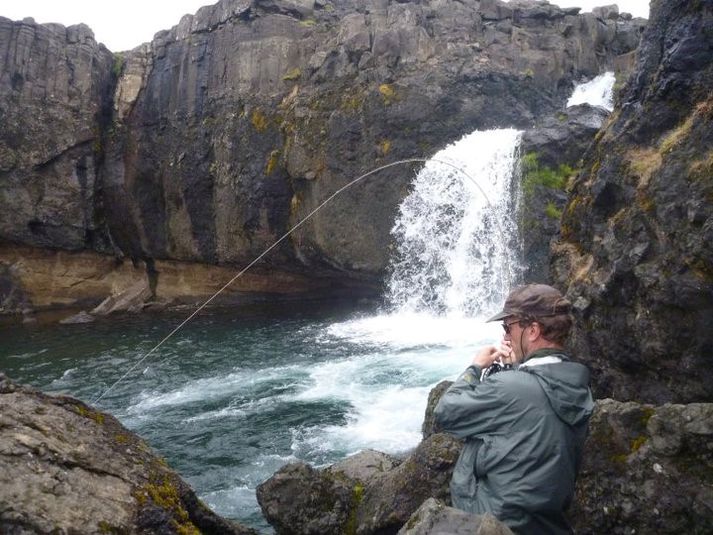 Tekist á við lax í Bárðarfossi í Brynjudalsá