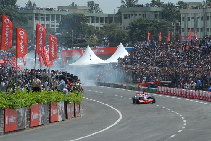 Lewis Hamilton ók á götum Bangalore í Indlandi í vikunni, en fyrsta Formúlu 1 mótið í landinu fer fram í lok október.