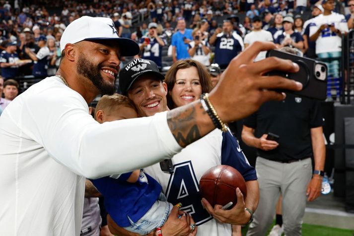 Dak Prescott smellir af mynd með aðdáendum. Hann er núna orðinn launahæstur í sögu NFL-deildarinnar.