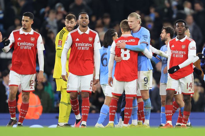 Martin Ödegaard þakkar landa sínum Erling Haaland eftir bikarleik Arsenal og Manchester City á dögunum.