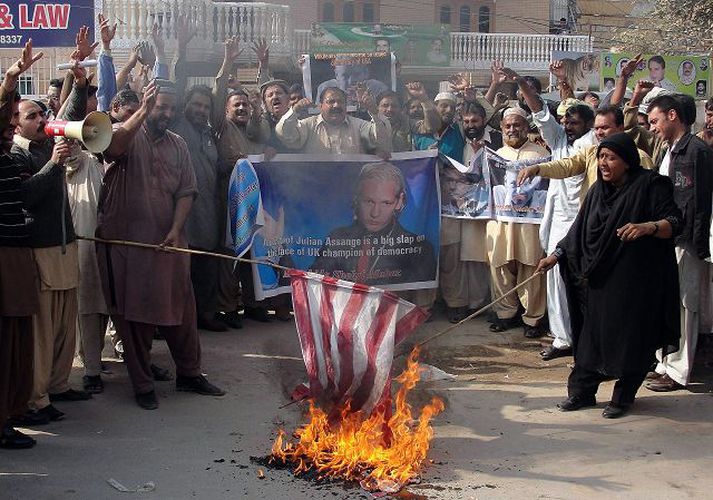 Í Pakistan var í gær efnt til mótmæla þar sem fáni Bandaríkjanna var brenndur til stuðnings Wikileaks og Julian Assange. nordicphotos/AFP