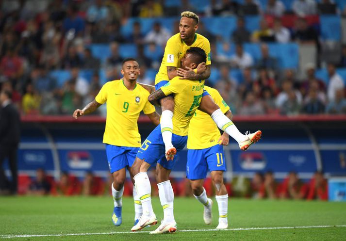 Paulinho og Neymar fagna marki hins fyrrnefnda á HM í Rússlandi