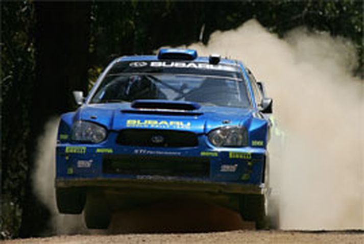 Petter Solberg á Subaru hefur aðeins 0,2 sekúndna forskot á Gronholm í Ástralíu