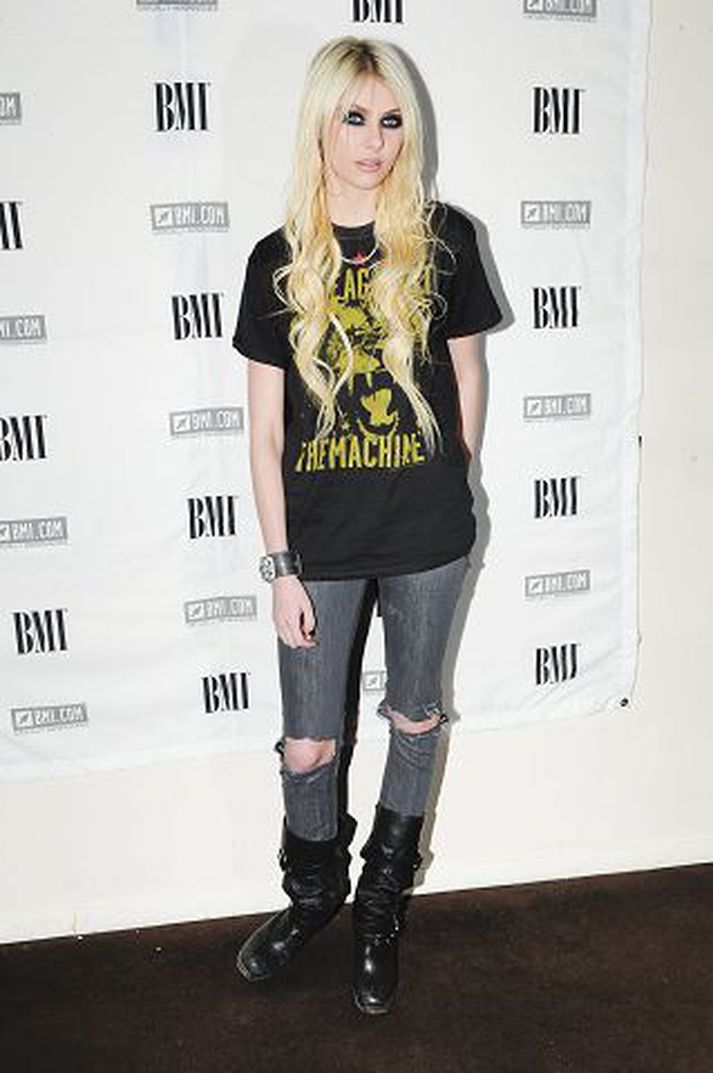 Hin unga Taylor Momsen er þreytt á því að vera líkt við Courtney Love, ekkju Kurts Cobain.