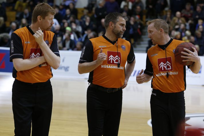 Jón Bender (til vinstri) og Kristinn Óskarsson (í miðju) dæma kvennaleikinn saman en Davíð Hreiðarsson er með þeim á myndinni.