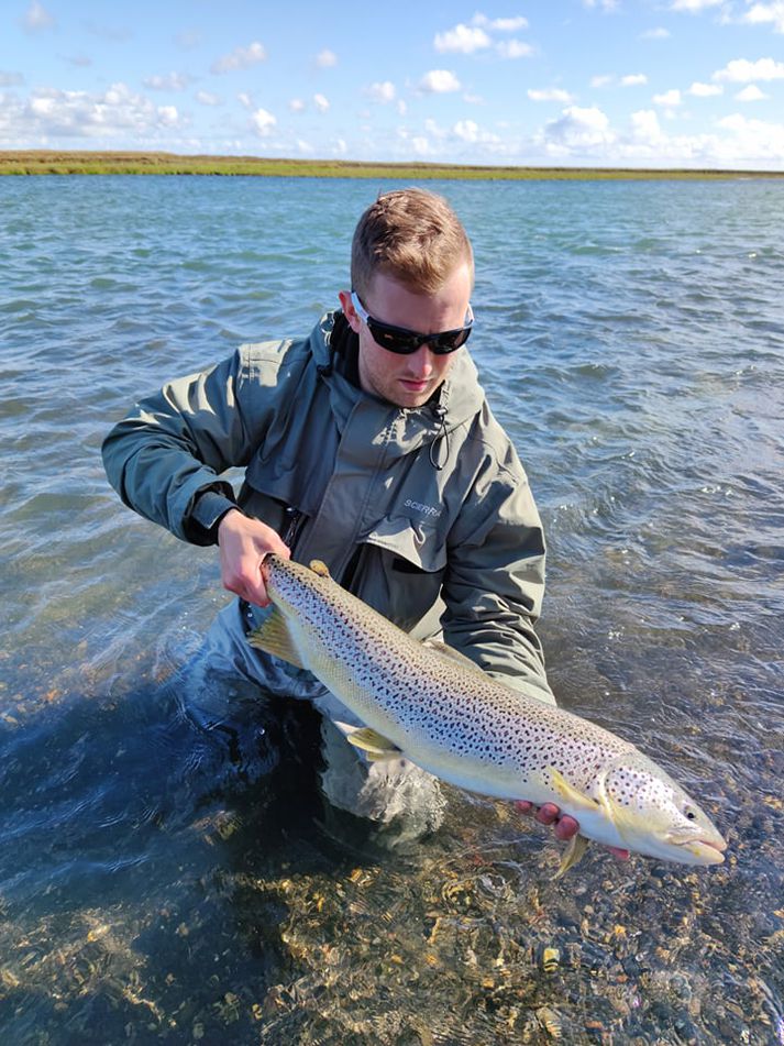 Bjarki Bóasson með vænan birting úr Ytri Rangá