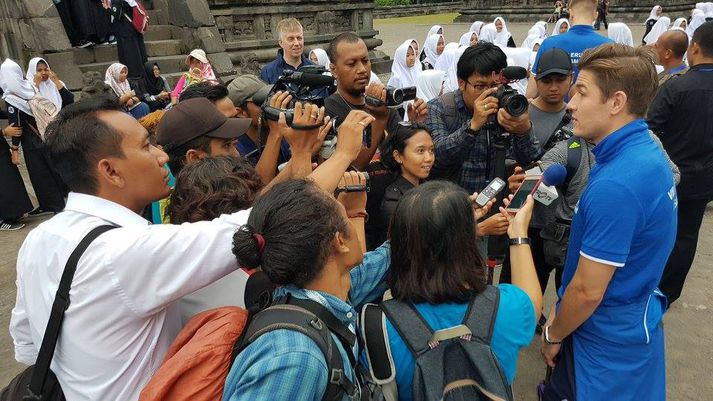 Ólafur Ingi Skúlason spjallaði við fjölmiðla við Prambanan hofið í Yogyakarta.