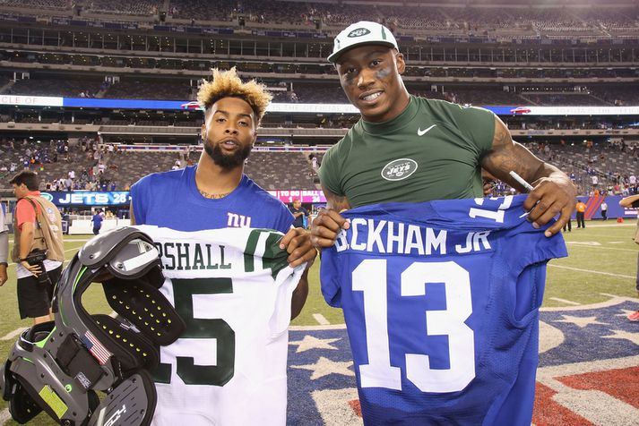 Odell Beckham Jr., útherji New York Giants, skiptir á treyjum við Brandon Marshall, útherja New York Jets.