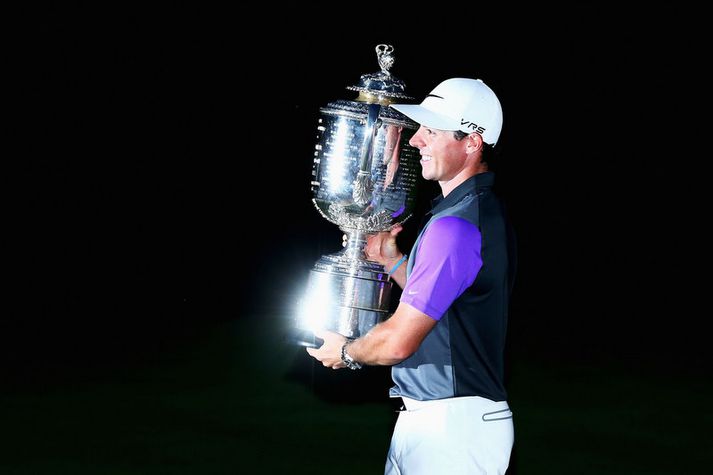 Rory McIlroy með bikarinn.